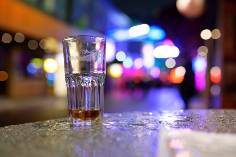 ABD0035_20220220 – HAMBURG – DEUTSCHLAND: 20.02.2022, Hamburg: Ein benutztes Glas steht auf einem Tisch vor einem Lokal auf der Gro§en Freiheit nahe der Reeperbahn. In Hamburg ist die erste Stufe der dreistufigen Aufhebung aller Corona-Ma§nahmen am Samstag in Kraft getreten. Geimpfte und Genesene knnen sich seit Mitternacht wieder in unbegrenzter Zahl privat treffen. Au§erdem wurden […]