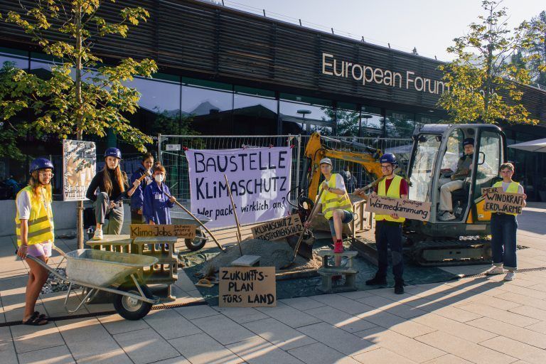ABD0041_20240830 – ALPBACH – STERREICH: ++ HANDOUT ++ ZU APA0211 VOM 30.8.2024 – Aktivisten der Klimabewegung Fridays For Future haben am Freitag, 30. August 2024, eine Baustelle in Alpbach aufgebaut, um anlsslich einer am Abend stattfindenden Konfrontation von Spitzenpolitikern auf ihre Klimaschutz-Forderungen aufmerksam zu machen. Von der nchsten Regierung fordern die Aktivisten fnf Ma§nahmen, darunter […]