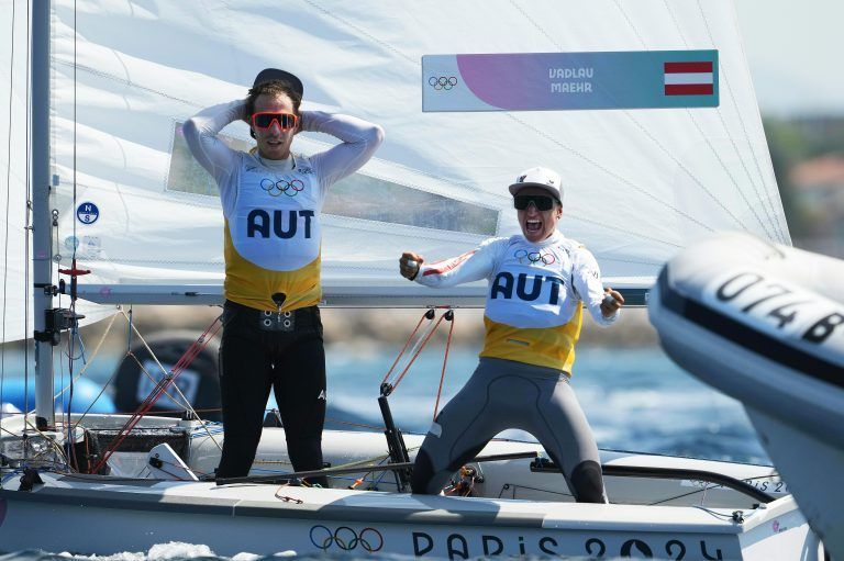ABD0043_20240808 – MARSEILLE – FRANKREICH: ZU APA0192 VOM 8.8.2024 – Lukas Mhr und Lara Vadlau, anl. des Medal Race der 470er-Klasse, im Rahmen der Olympischen Sommerspiele 2024, aufgenommen am Donnerstag, 8. August 2024 in Marseille. – FOTO: APA/GEORG HOCHMUTH