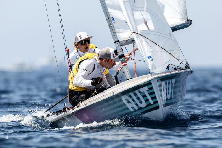 ABD0046_20240806 – MARSEILLE – FRANKREICH: ++ HANDOUT ++ ZU APA0352 VOM 6.8.2024 – Die Segler Lara Vadlau/Lukas Mhr fhren bei den Olympischen Spielen vor dem entscheidenden Medal-Race die Wertung der 47oer Klasse weiter an. Im Bild:Das sterreichische Duo bei ihrer Wettfahrt am Dienstag, 06. August 2024 vor Marseille. – FOTO: APA/WORLD SAILING/LLOYD IMAGES – ++ […]