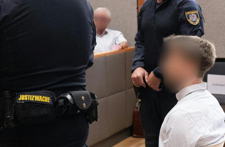 ABD0047_20240801 – KITZBHEL –
STERREICH: Der Angeklagte im Mordprozess gegen den Vater im Falle eines sechsjhrigen Buben, der im August 2022 tot in der Kitzbhler Arche gefunden worden war , am Donnerstag, 01. August 2024 am Innsbrucker Landesgericht. – FOTO: APA/EXPA/JOHANN GRODER