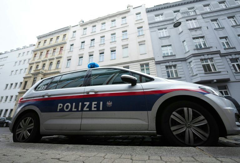 ABD0049_20240223 – WIEN – STERREICH: ZU APA0215 VOM 23.2.2024 – In Wien-Erdberg sind am Freitag, 23. Februar 2024, eine 51-Jhrige und ihre 13-jhrige Tochter gettet aufgefunden worden. Eine Angehrige hatte sich Sorgen um die Mutter gemacht und die Polizei verstndigt. Im Bild: Ein Polizeiauto am Tatort. – FOTO: APA/GEORG HOCHMUTH