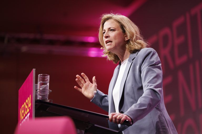 ABD0049_20240420 – GRAZ –
STERREICH: NEOS-Chefin Beate Meinl-Reisinger whrend der Bundesmitgliederversammlung der NEOS am Samstag, 20. April 2024, im Messe Congress Graz. – FOTO: APA/ERWIN SCHERIAU