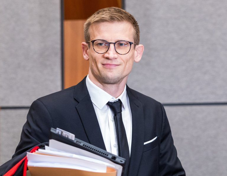 ABD0049_20240717 – INNSBRUCK –
STERREICH: Staatsanwalt Joachim Wstner Prozess wegen Mordverdachts im Falle eines sechsjhrigen Buben, der im August 2022 tot in der Kitzbheler Ache gefunden worden war am Mittwoch, 17. Juli 2024 in Innsbruck. – FOTO: APA/EXPA/JOHANN GRODER
