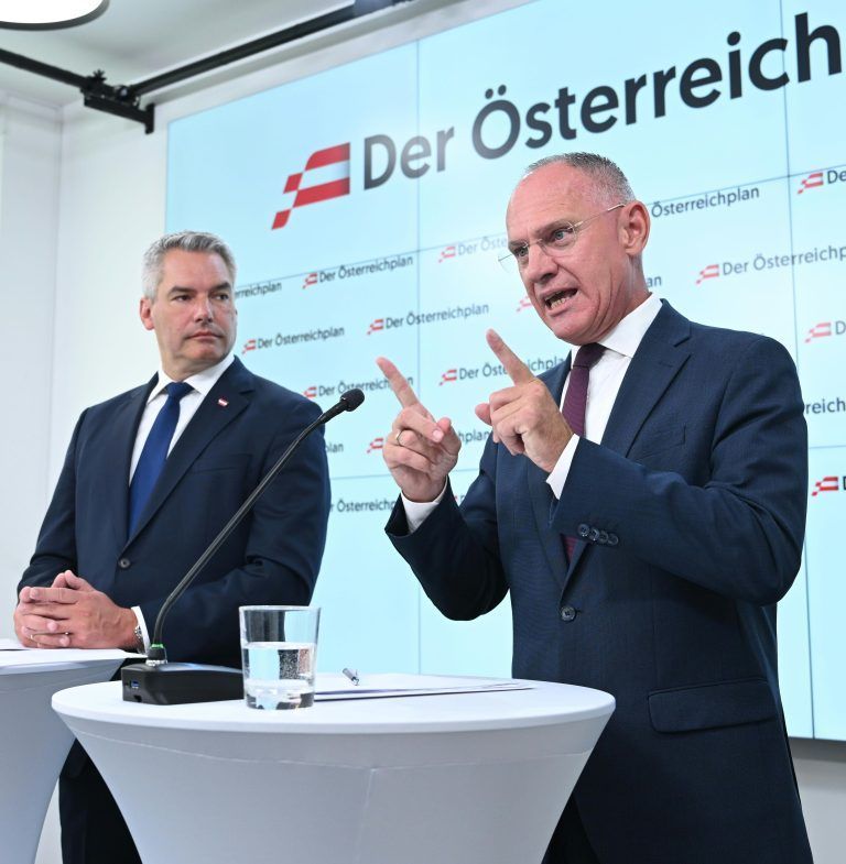 ABD0050_20240816 – WIEN –
STERREICH: Bundeskanzler Karl Nehammer (
VP) und Innenminister Gerhard Karner (
VP) am Freitag, 16. August 2024, anl. einer PK der
VP “Schwerpunkte im Bereich der inneren und u§eren Sicherheit” in Wien. – FOTO: APA/HELMUT FOHRINGER