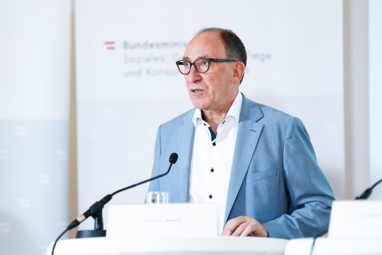 ABD0054_20240711 – WIEN – STERREICH: Sozialminister Johannes Rauch (GRNE) am Donnerstag, 11. Juli 2024, anl. der Pressekonferenz des Gesundheitsministeriums “Strategie klimaneutrales Gesundheitswesen” in Wien. – FOTO: APA/EVA MANHART