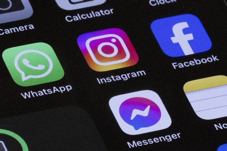 ABD0065_20240822 – WIEN – STERREICH: ++ THEMENBILD ++ ZU APA0158 VOM 20.8.2024 – Illustration zu den Themen “Facebook, Messenger-berwachung, Social Media, Kommunikation, Datenschutz, Instagram, WhatsApp”. Im Bild: Das Logo von WhatsApp, Instagram, Facebook und Messenger, aufgenommen am Donnerstag, 22. August 2024, in Wien. – FOTO: APA/TANJA UNGERBCK