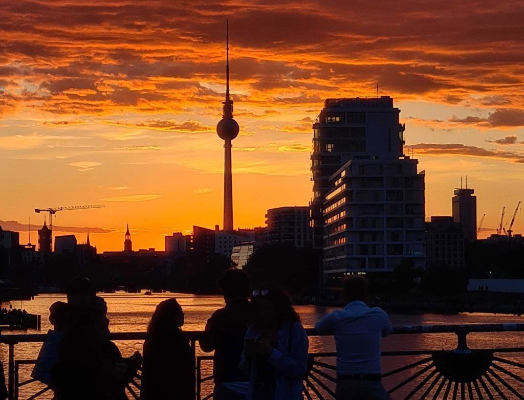 Möglicher &#8220;Femizid&#8221; in Berlin: Frau stirbt nach Messerattacke