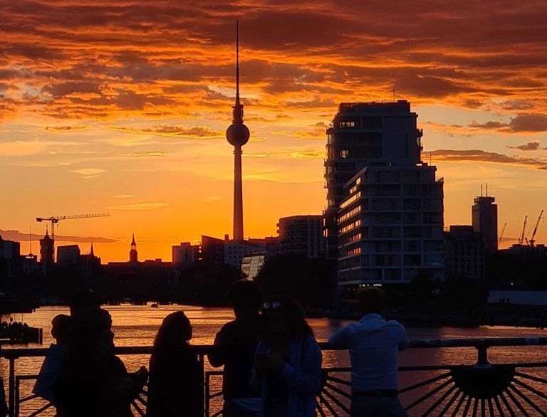 ABD0067_20240616 – BERLIN – DEUTSCHLAND: 15.06.2024, Berlin: Menschen betrachten auf der Oberbaumbrcke den Sonnenuntergang ber der Spree. Im Hintergrund ist der Fernsehturm zu sehen. Foto: Sophia Weimer/dpa +++ dpa-Bildfunk +++. – FOTO: APA/dpa/Sophia Weimer
