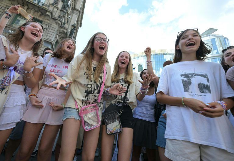 ABD0075_20240808 – WIEN –
STERREICH: Taylor Swift-Fans, aufgenommen am Donnerstag, 8. August 2024, in der Wiener Innenstadt. Nach der Festnahme von Terrorverdchtigen, die einen Anschlag auf die bevorstehenden Taylor Swift-Konzerte in Wien geplant haben, hat der Veranstalter Mittwochabend die Konzerte in der Bundeshauptstadt abgesagt. – FOTO: APA/ROLAND SCHLAGER