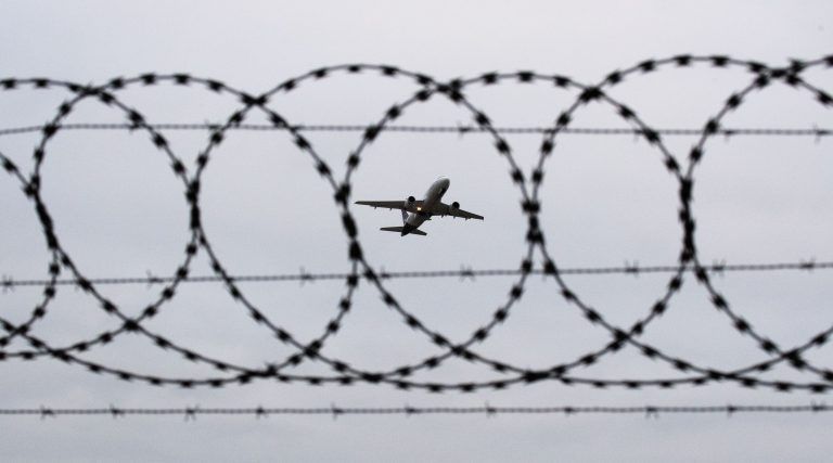ABD0083_20240715 – HANNOVER – DEUTSCHLAND: ARCHIV – 06.01.2020, Niedersachsen, Hannover: Ein Flugzeug startet am Flughafen Hannover – fotografiert durch Stacheldraht am Flughafenzaun. (zu dpa: ÇNach heftiger Kritik – Abschiebung eines Mannes unterbrochenÈ) Foto: Julian Stratenschulte/dpa +++ dpa-Bildfunk +++. – FOTO: APA/dpa/Julian Stratenschulte