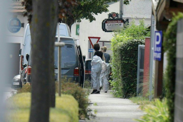 ABD0083_20240807 – TERNITZ – STERREICH: ZU APA0195 VOM 7.8.2024 – In Ternitz im Bezirk Neunkirchen hat am Mittwoch, 7. August 2024, ein Gro§einsatz der Polizei stattgefunden. Ausgangspunkt dafr sei die Festnahme eines Mannes in den Morgenstunden gewesen. Im Bild: Spurensicherung im Umfeld des Einsatzortes. – FOTO: APA/ALEX HALADA