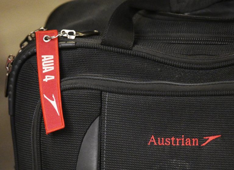 ABD0086_20240404 – SCHWECHAT – STERREICH: ++ THEMENBILD ++ Ein Pilotenkoffer eines AUA-Mitarbeiters fotografiert whrend einer Betriebsversammlung der Austrian Airlines AG (AUA)-Belegschaft am Donnerstag, 4. April 2024, in Schwechat. – FOTO: APA/ROBERT JAEGER