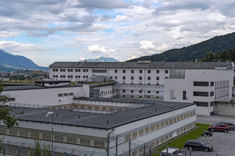 ABD0103_20200325 – INNSBRUCK – STERREICH: ++ ARCHIVBILD ++ ZU APA0456 VOM 25.3.2020 – Eine Au§enaufnahme der Innsbrucker Justizanstalt aufgenommen am Mittwoch, 3. August 2016. Es gibt den ersten infizierten Hftling im heimischen Strafvollzug. Betroffen ist die Justizanstalt (JA) Innsbruck, wo ein Neuzugang positiv auf SARS-CoV-2 getestet wurde. (ARCHIVBILD VOM 3.8.2016) – FOTO: APA/ZEITUNGSFOTO.AT