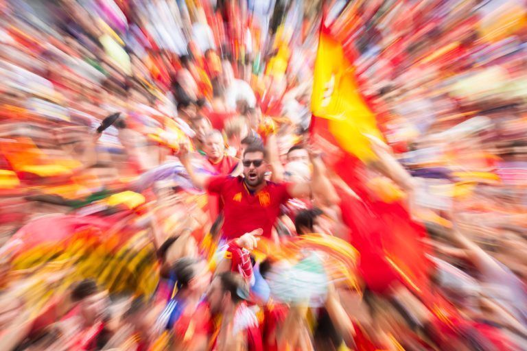 ABD0115_20240714 – BERLIN – DEUTSCHLAND: 14.07.2024, Berlin: Fu§ball, UEFA Euro 2024, EM, Spanien – England, Finalrunde, Finale. Spanien-Fans feiern bei einem Fantreffen an der Messe vor dem Spiel. Am heutigen Abend (14.07.2024) treffen Spanien und England im Berliner Olympiastadion zum EM-Finale aufeinander. Foto: Christoph Soeder/dpa +++ dpa-Bildfunk +++. – FOTO: APA/dpa/Christoph Soeder