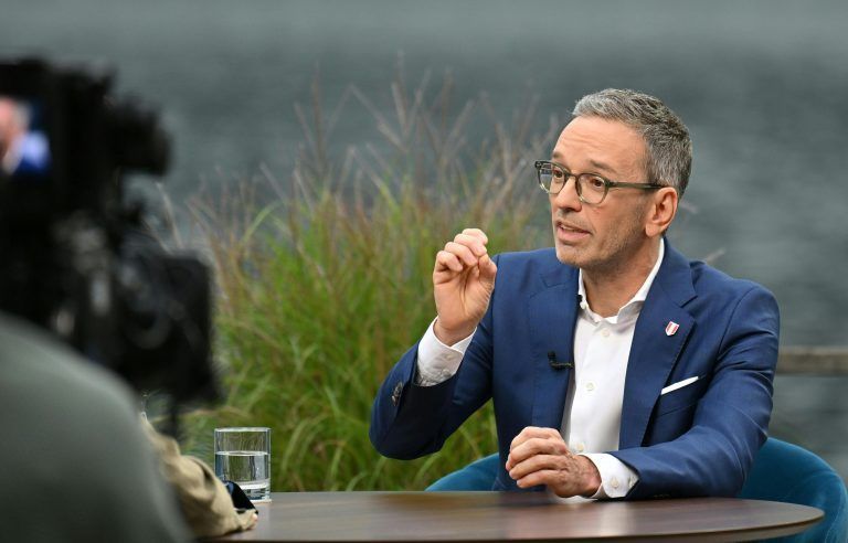 ABD0119_20240819 – WIEN –
STERREICH: FP
-Chef Herbert Kickl im Rahmen der Aufzeichnung der Sendung ORF-“Sommergesprche” am Montag, 19. August 2024, in Traunkirchen am Traunsee. – FOTO: APA/FOTOKERSCHI.AT/WERNER KERSCHBAUMMAYR
