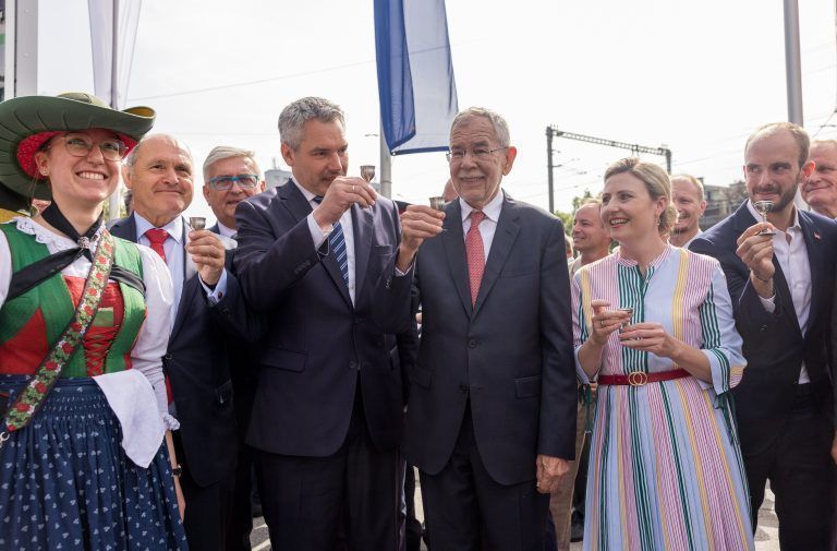 ABD0121_20230622 – INNSBRUCK –
STERREICH: v.l. Nationalratsprsident Wolfgang Sobotka, Bundeskanzler Karl Nehammer, Bundesprsident Alexander Van der Bellen, Familienministerin Susanne Raab, Staatssekretr Florian Tursky whrend der Haupttagung “69.
sterreichischer Gemeindetag”, am Donnerstag 22. Juni 2023, in Innsbruck. – FOTO: APA/EXPA/JOHANN GRODER