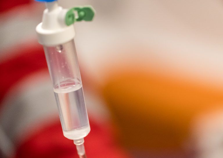 ABD0126_20190217 – SCHWAZ – STERREICH: ++ THEMENBILD ++ Illustration zum Thema Rettungsdienst / Rotes Kreuz / Rettung. Im Bild: Die Tropfkammer einer Infusion aufgenommen am Sonntag, 17. Februar 2019, in Schwaz. (GESTELLTE SZENE). – FOTO: APA/JAKOB GRUBER