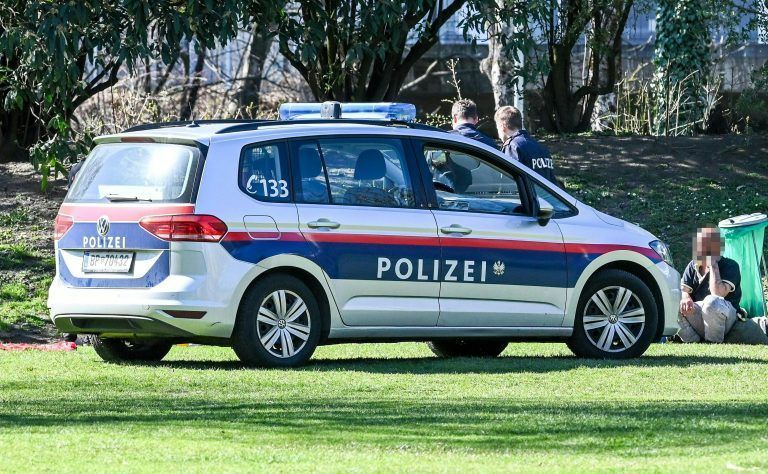 ABD0150_20200319 – INNSBRUCK – STERREICH: ZU APA0370 VOM 19.3.2020 – Eine Polizeikontrolle am Donnerstag, 19. Mrz 2020, im Rapoldipark in Innsbruck. Die Stadt Innsbruck hat angekndigt, alle stdtischen Park- und Grnanlagen sowie Spiel- und Sportpltze bis auf weiteres zu sperren. – FOTO: APA/ZEITUNGSFOTO.AT/LIEBL DANIEL