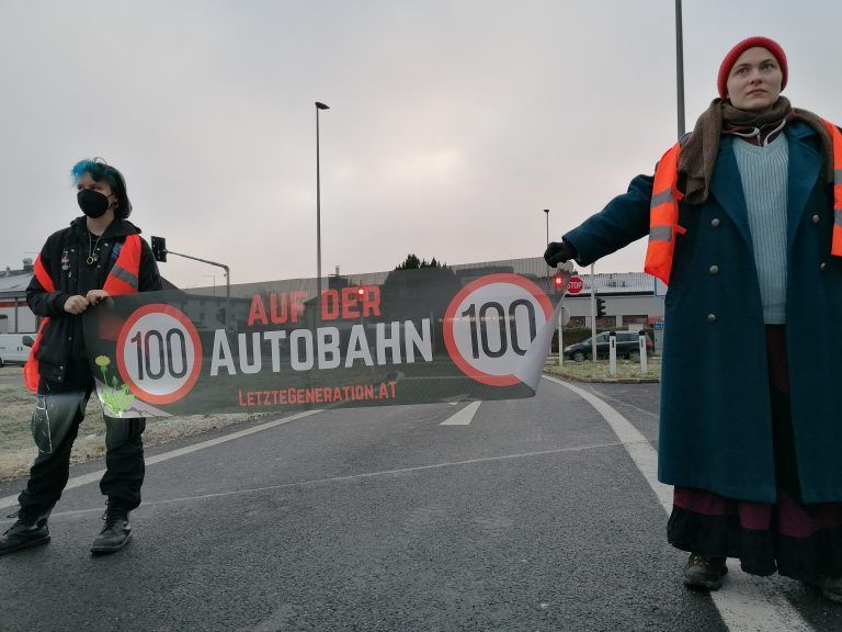 ABD0206_20221128 – LINZ – STERREICH: ++ HANDOUT ++ ZU APA0104 VOM 28.11.2022 – Eine Klimaaktion der “Letzten Generation” am Montag, 28. November 2022 in Linz. Klimaaktivistinnen und -aktivisten klebten sich abermals auf Fahrbahn – Tempo 100 auf den Autobahnen und Verbot neuer l-und Gasbohrungen gefordert. – FOTO: APA/LETZTE GENERATION STERREICH – ++ WIR WEISEN AUSDRCKLICH […]
