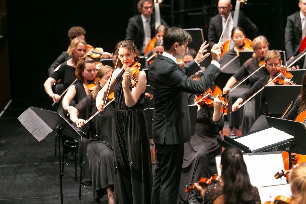 Solovioline im Dialog mit dem Orchester