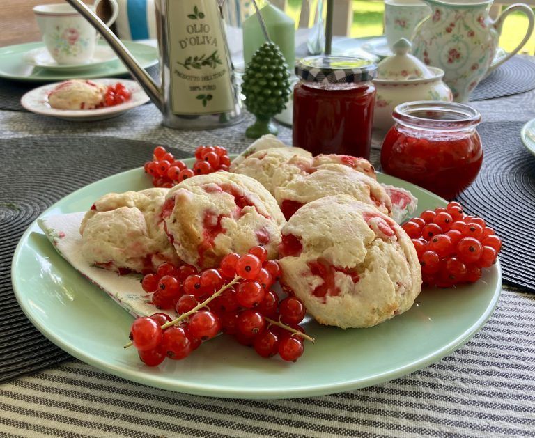 Ribiselscones und -marmelade