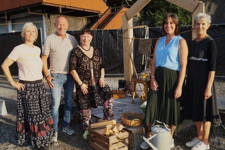 Theater im Kies, Kulturreferentin Elisa Rosegger, Franz Kopf (Geschäftsführer Kopf Kies + Beton), Kulturstadträtin Erika Kawasser, Regisseurin und Autorin Heidi Salmhofer und Regieassistentin Paula Czizegg
