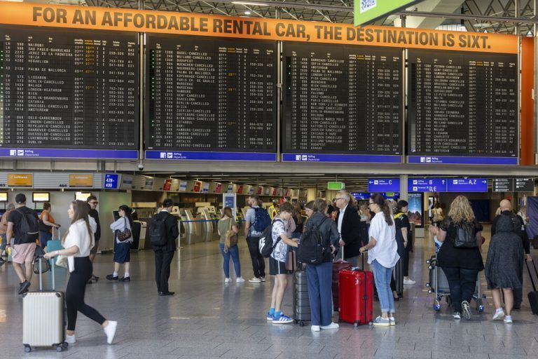 ABD0018_20240725 - FRANKFURT/MAIN - DEUTSCHLAND: 25.07.2024, Hessen, Frankfurt/Main: Reisende stehen im Terminal des Frankfurter Flughafens vor einer Anzeigetafel, auf der zahlreiche Abflüge gestrichen wurden. Klimaaktivisten waren am frühen Morgen auf das Gelände des Flughafens eingedrungen und hatten sich festgeklebt. Die Bundespolizei hat acht Menschen festgesetzt. Foto: Helmut Fricke/dpa +++ dpa-Bildfunk +++. - FOTO: APA/dpa/Helmut Fricke