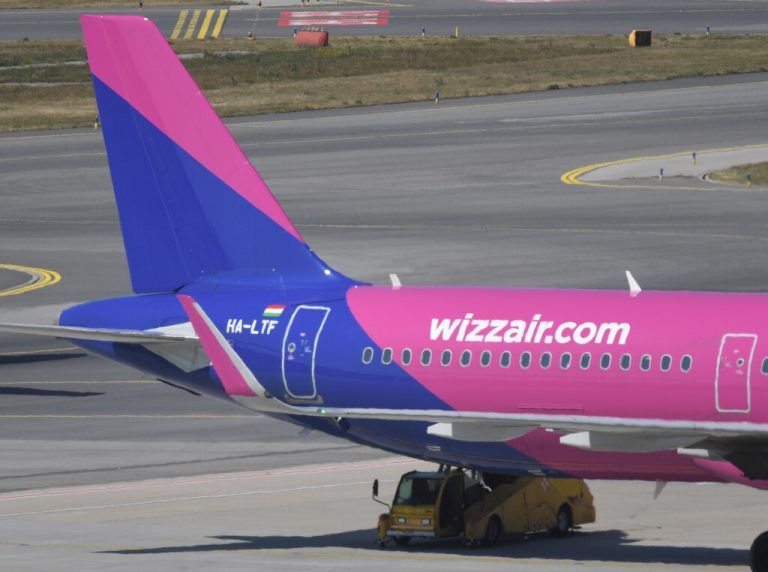 ABD0039_20190822 - WIEN - ÖSTERREICH: ++ THEMENBILD ++ Das Heck eines Flugzeuges der ungraischen Fluglinie 'Wizz Air' am Flughafen Wien-Schwechat am 12. August 2019. - FOTO: APA/ROLAND SCHLAGER