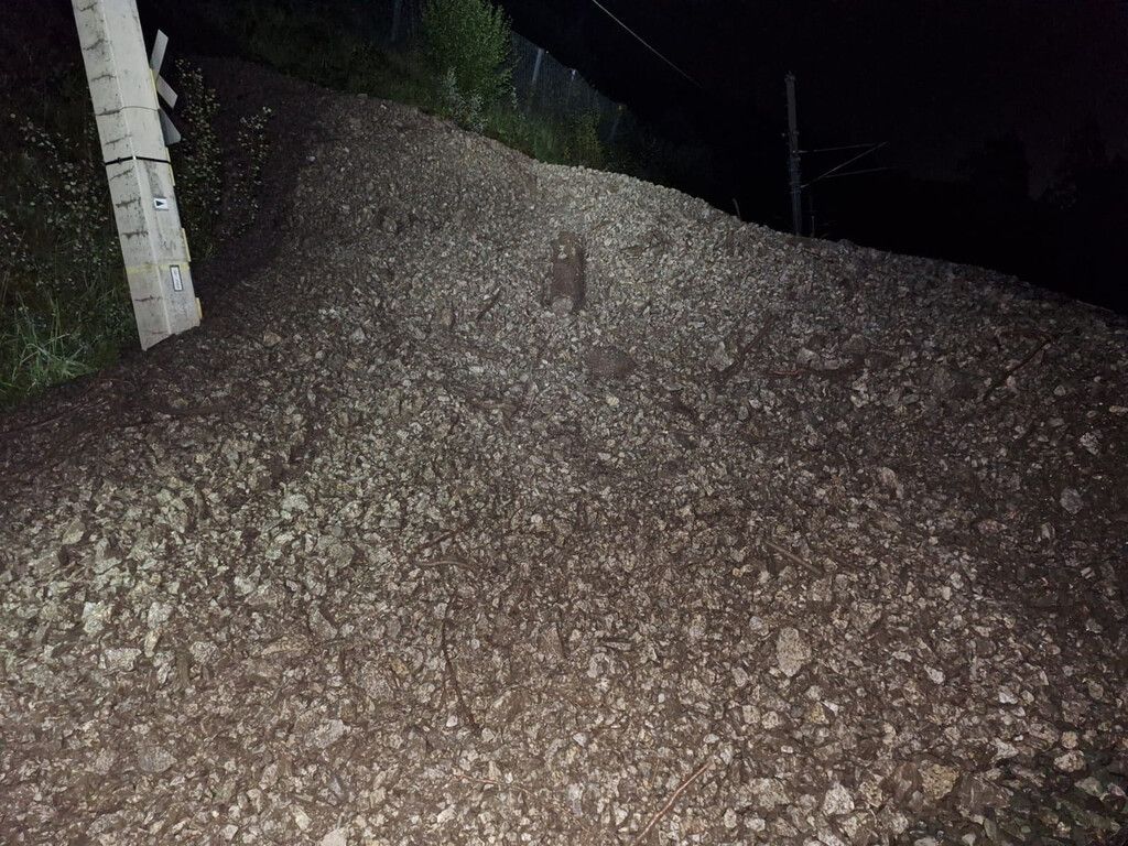 Mehrere Züge und Autos nach Muren in Tirol eingeschlossen