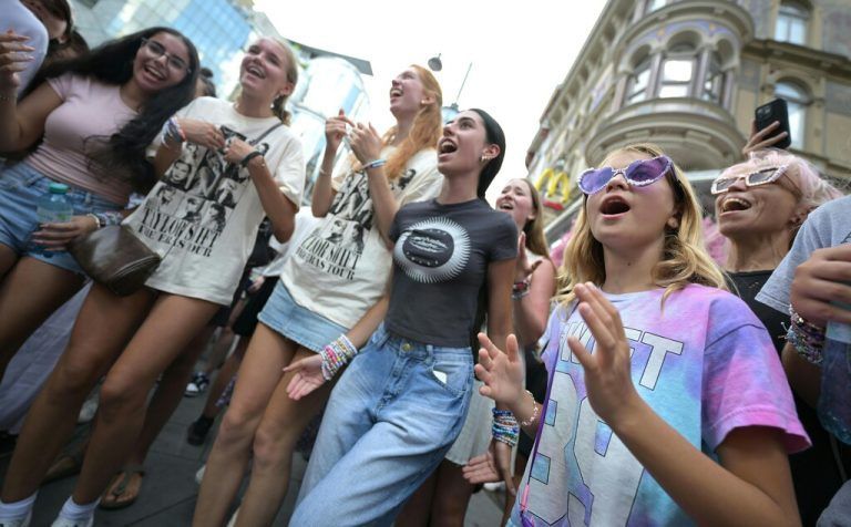 ABD0072_20240808 - WIEN - ÖSTERREICH: Taylor Swift-Fans, aufgenommen am Donnerstag, 8. August 2024, in der Wiener Innenstadt. Nach der Festnahme von Terrorverdächtigen, die einen Anschlag auf die bevorstehenden Taylor Swift-Konzerte in Wien geplant haben, hat der Veranstalter Mittwochabend die Konzerte in der Bundeshauptstadt abgesagt. - FOTO: APA/ROLAND SCHLAGER