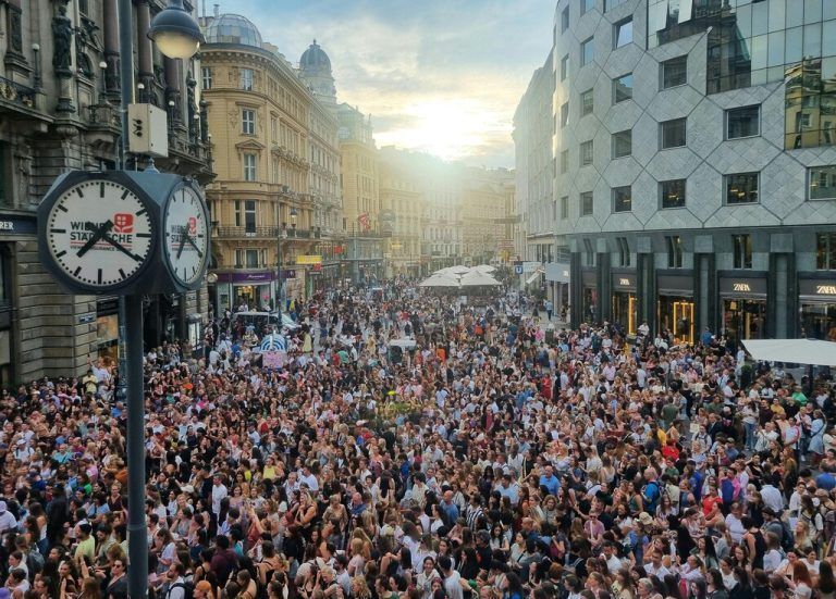 ABD0173_20240808 - WIEN - ÖSTERREICH: Taylor Swift-Fans, aufgenommen am Donnerstag, 8. August 2024, in der Wiener Innenstadt. Nach der Festnahme von Terrorverdächtigen, die einen Anschlag auf die bevorstehenden Taylor Swift-Konzerte in Wien geplant haben, hat der Veranstalter Mittwochabend die Konzerte in der Bundeshauptstadt abgesagt. - FOTO: APA/WOLFGANG HAUPTMANN