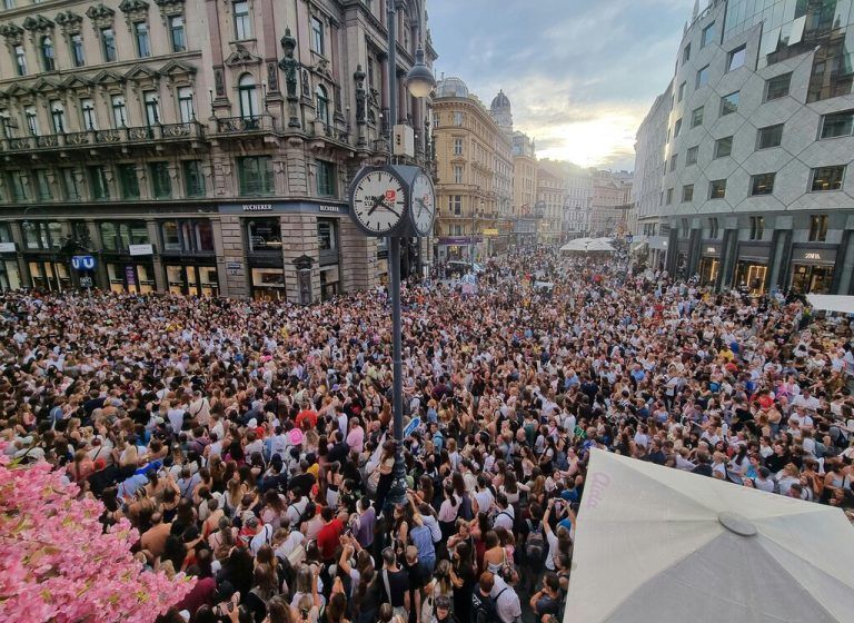 ABD0175_20240808 - WIEN - ÖSTERREICH: Taylor Swift-Fans, aufgenommen am Donnerstag, 8. August 2024, in der Wiener Innenstadt. Nach der Festnahme von Terrorverdächtigen, die einen Anschlag auf die bevorstehenden Taylor Swift-Konzerte in Wien geplant haben, hat der Veranstalter Mittwochabend die Konzerte in der Bundeshauptstadt abgesagt. - FOTO: APA/WOLFGANG HAUPTMANN