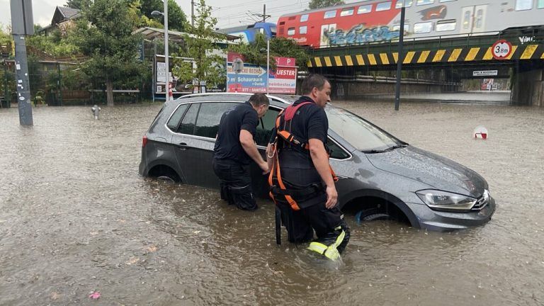 ABD0214_20240817 - WIEN - ÖSTERREICH: ++ HANDOUT ++ ZU APA0183 VOM 17.8.2024 - Ein heftiges Unwetter mit Rekordregenfällen hat am Samstagnachmittag, 17. August 2024 den Norden Wiens teilweise unter Wasser gesetzt. Wie der ORF berichtete, fielen in Wien-Döbling 110 Liter pro Quadratmeter - der höchste Sommerwert in der 152-jährigen Messgeschichte.  Im Bild: Einsatzkräfte der Wiener Berufsfeuerwehr am Samstag, 17. August 2024 in Wien. - FOTO: APA/STADT WIEN|BERUFSFEUERWEHR WIEN - ++ WIR WEISEN AUSDRÜCKLICH DARAUF HIN, DASS EINE VERWENDUNG DES BILDES AUS MEDIEN- UND/ODER URHEBERRECHTLICHEN GRÜNDEN AUSSCHLIESSLICH IM ZUSAMMENHANG MIT DEM ANGEFÜHRTEN ZWECK UND REDAKTIONELL ERFOLGEN DARF - VOLLSTÄNDIGE COPYRIGHTNENNUNG VERPFLICHTEND ++