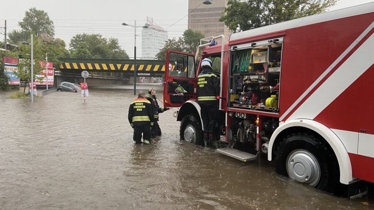 ABD0218_20240817 - WIEN - ÖSTERREICH: ++ HANDOUT ++ ZU APA0183 VOM 17.8.2024 - Ein heftiges Unwetter mit Rekordregenfällen hat am Samstagnachmittag, 17. August 2024 den Norden Wiens teilweise unter Wasser gesetzt. Wie der ORF berichtete, fielen in Wien-Döbling 110 Liter pro Quadratmeter - der höchste Sommerwert in der 152-jährigen Messgeschichte. Im Bild: Einsatzkräfte der Wiener Berufsfeuerwehr am Samstag, 17. August 2024 in Wien. - FOTO: APA/STADT WIEN|BERUFSFEUERWEHR WIEN - ++ WIR WEISEN AUSDRÜCKLICH DARAUF HIN, DASS EINE VERWENDUNG DES BILDES AUS MEDIEN- UND/ODER URHEBERRECHTLICHEN GRÜNDEN AUSSCHLIESSLICH IM ZUSAMMENHANG MIT DEM ANGEFÜHRTEN ZWECK UND REDAKTIONELL ERFOLGEN DARF - VOLLSTÄNDIGE COPYRIGHTNENNUNG VERPFLICHTEND ++