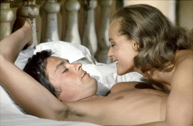Alain Delon in einer Szene des Films - Der Swimmingpool - 1969 mit Romy Schneider PUBLICATIONxINxGERxSUIxAUTxONLY ACHTUNG: NUTZUNG NUR BEI FILMTITEL-NENNUNG