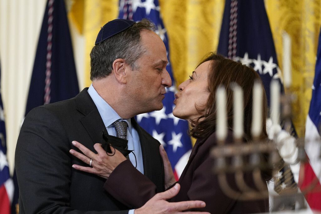 Doug Emhoff spricht über Liebesgeschichte mit Kamala Harris