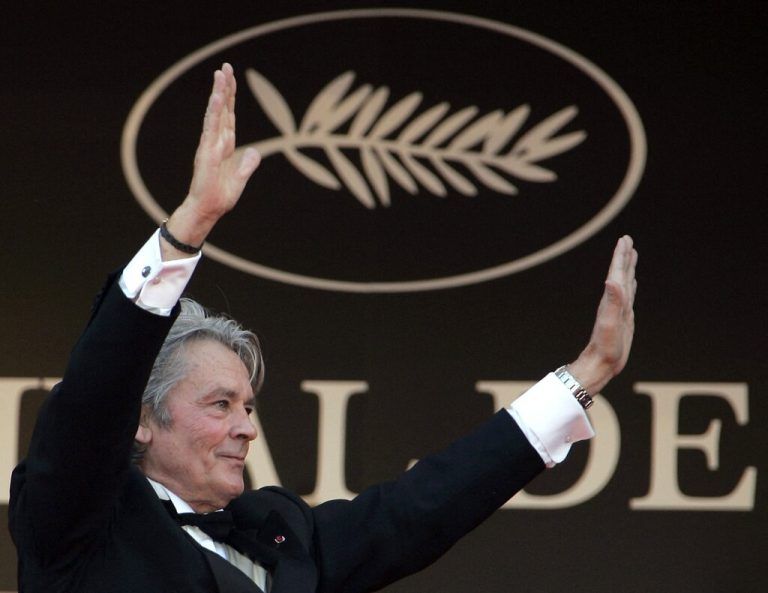 (FILES) French actor Alain Delon greets the crowds May 20, 2007 upon arriving at the Festival Palace in Cannes, southern France, for the screening of the collective film 'Chacun Son Cinema' (To Each His Own Cinema) at the 60th edition of the Cannes Film Festival. French film legend Alain Delon has died at the age of 88, his three children told AFP in a statement on August 18, 2024, following a battle with ill health. (Photo by FRANCOIS GUILLOT / AFP)