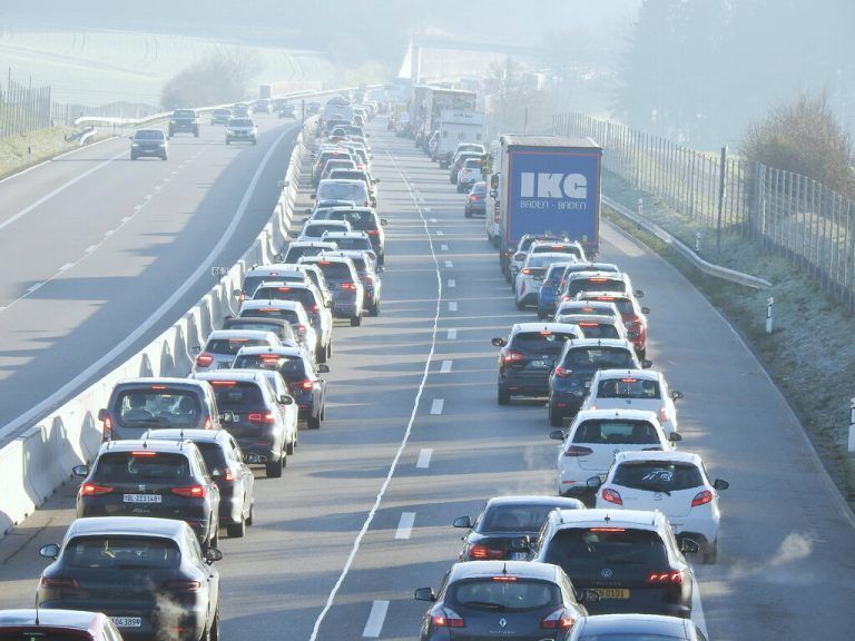 Foto Manuel Geisser 27.12.2023 Wegen Unfall Autobahn A2. Stau zwischen Dagmarsellen und Sursee mit Rettungsgasse *** Photo Manuel Geisser 27 12 2023 Traffic jam between Dagmarsellen and Sursee due to accident on A2 highway with rescue lane