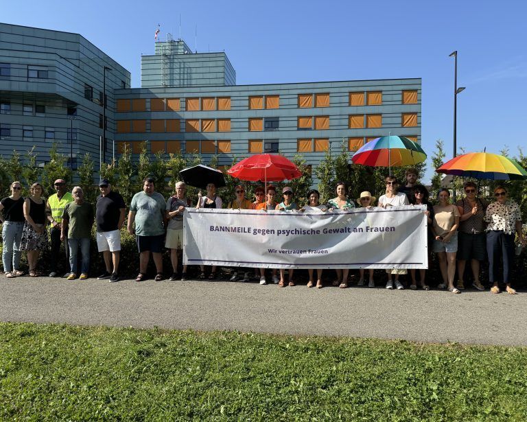 Menschliche Bannmeile vor dem Landeskrankenhaus Bregenz