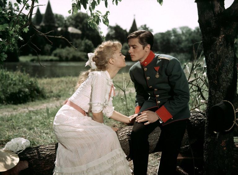 KPA51423.jpg CHRISTINE / Christine ITA 1958 / Pierre Gaspard-Huit Die junge unerfahrene Christine ROMY SCHNEIDER verliebt sich in den lebenslustigen Lieutnant Fritz ALAIN DELON. Dieser hat jedoch ein Verhältnis mit der Baronin Eggersdorf. Als deren Gatte davon erfährt, fordert er Fritz zum Duell. UnitedArchives51423