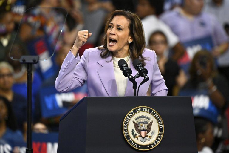 News Bilder des Tages Aug. 10, 2024 - Las Vegas, Nevada, U.S. - Democratic presidential candidate, U.S. Vice President Kamala Harris speaks at a campaign rally at the Thomas & Mack Center on August 10, 2024 in Las Vegas, Nevada. Harris and her newly selected running mate Tim Walz made a stop in the battleground state while campaigning across the country. Las Vegas USA - ZUMAbk3_ 20240810_zaf_bk3_023 Copyright: xDavidxBeckerx