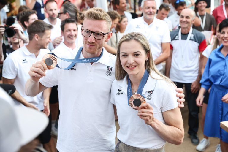 PARIS,FRANCE,10.AUG.24 - OLYMPICS, SAILING - Olympic Summer Games Paris 2024, Austria House, medal celebration. Image shows Jakob Schubert and Jessica Pilz (AUT).<br />Photo: GEPA pictures/ Armin Rauthner