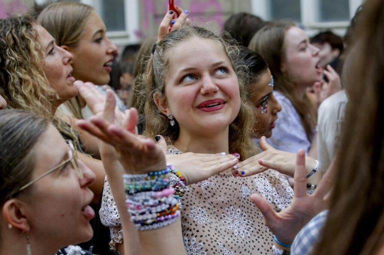 Swifties gather and sing in the city centre in Vienna on Thursday, Aug.8, 2024. Organizers of three Taylor Swift concerts in the stadium in Vienna this week called them off on Wednesday after officials announced arrests over an apparent plot to launch an attack on an event in the Vienna area such as the concerts. (AP Photo/Heinz-Peter Bader)
