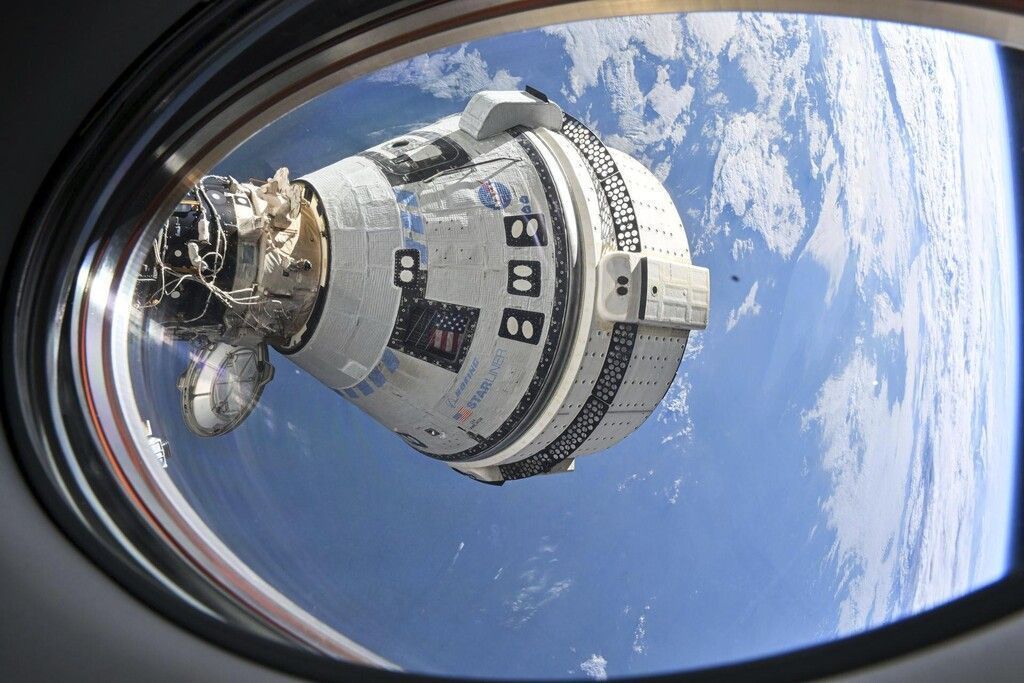 Zwei Astronauten sitzen bis 2025 auf der ISS fest