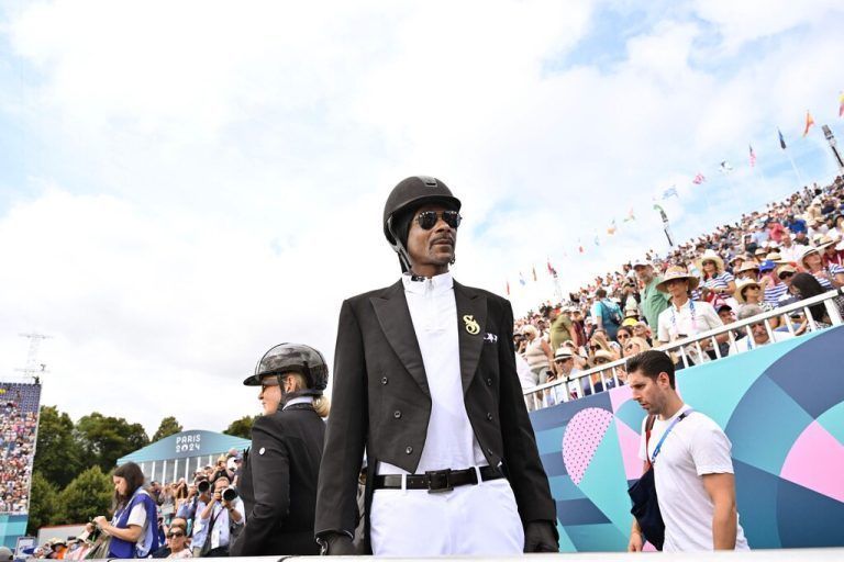 TOPSHOT - Snoop Dogg, US rapper and record producer, attends the equestrian's team dressage final during the Paris 2024 Olympic Games at the Chateau de Versailles, in Versailles, in the western outskirts of Paris, on August 3, 2024. (Photo by Henrik Montgomery/TT / TT NEWS AGENCY / AFP) / Sweden OUT