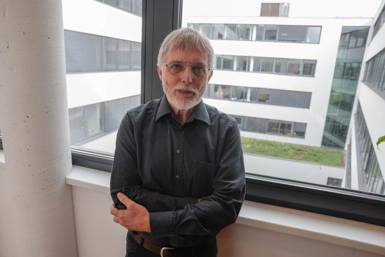 Beschreibung Bernhard Fritz von “Großeltern für Enkelkinder” beeinsprucht vor dem Landesverwaltungsgericht eine Strafe, die er für einen Klimaprotest vor dem Landhaus bekommen hat