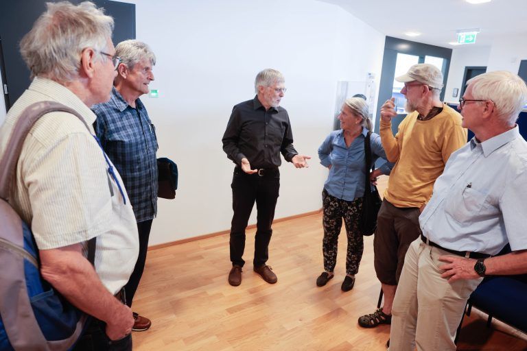 Beschreibung Bernhard Fritz von “Großeltern für Enkelkinder” beeinsprucht vor dem Landesverwaltungsgericht eine Strafe, die er für einen Klimaprotest vor dem Landhaus bekommen hat