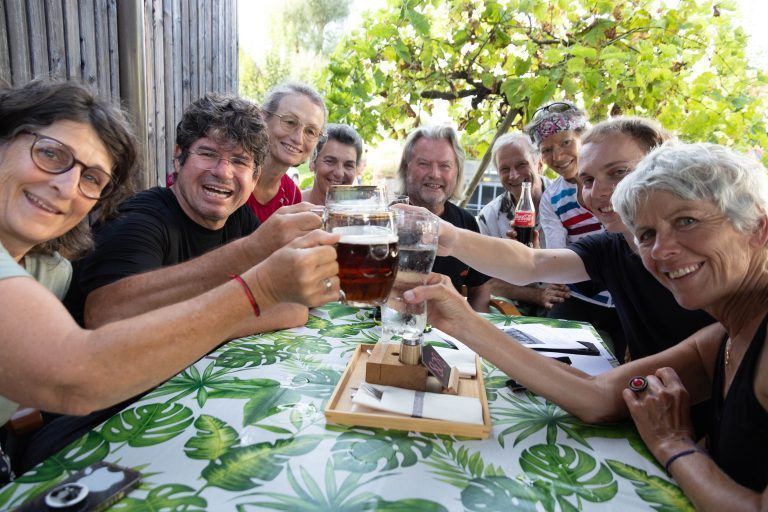 Wir treffen eine Gruppe Wanderer, die zum 150. Jubiläum des Alpenvereins in 10 Tagen von Bregenz auf die Bielerhöhe gewandert sind