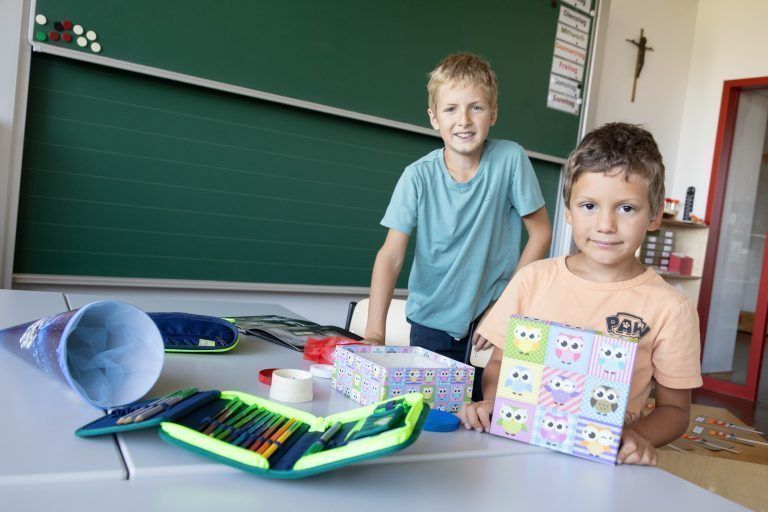 Erster Schultag. Vs mähte – Erstklässler